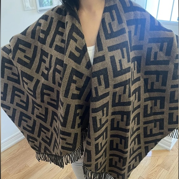 Fendi poncho one size - Picture 2 of 2